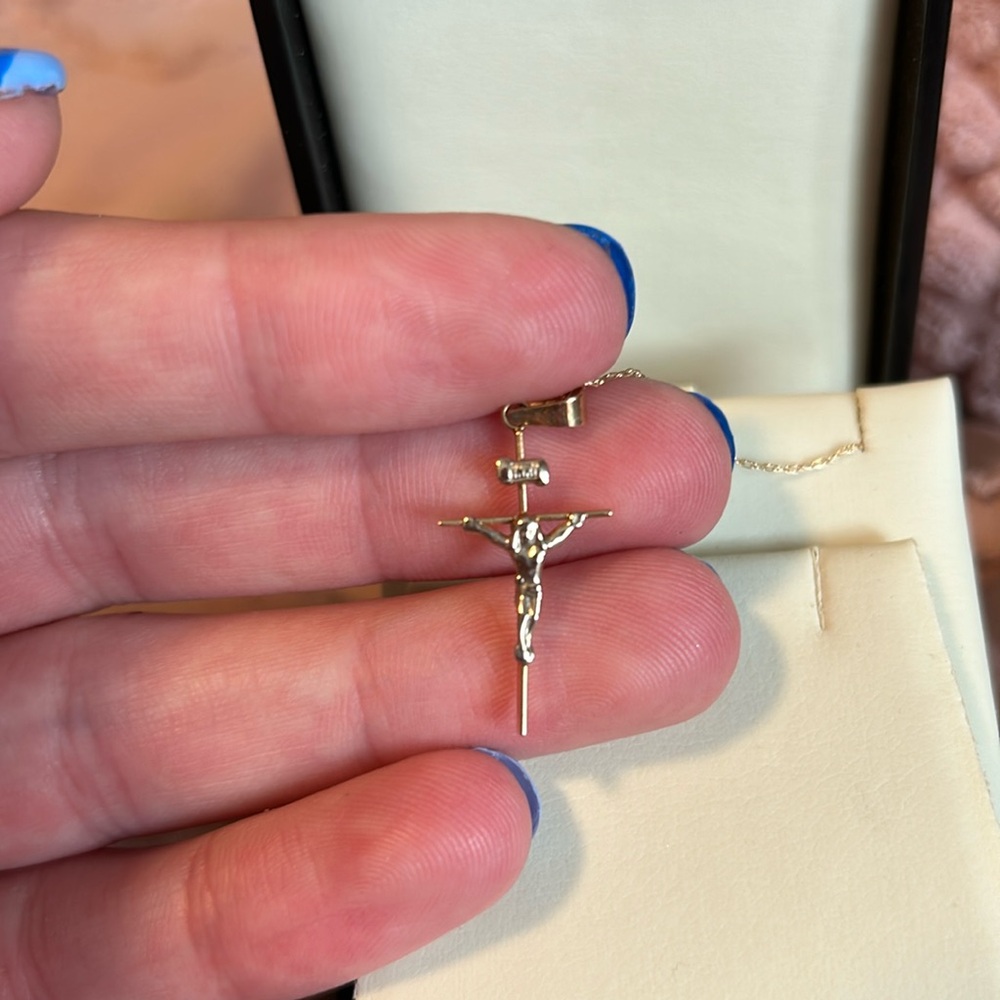 10 or 14k Gold (unsure) cross